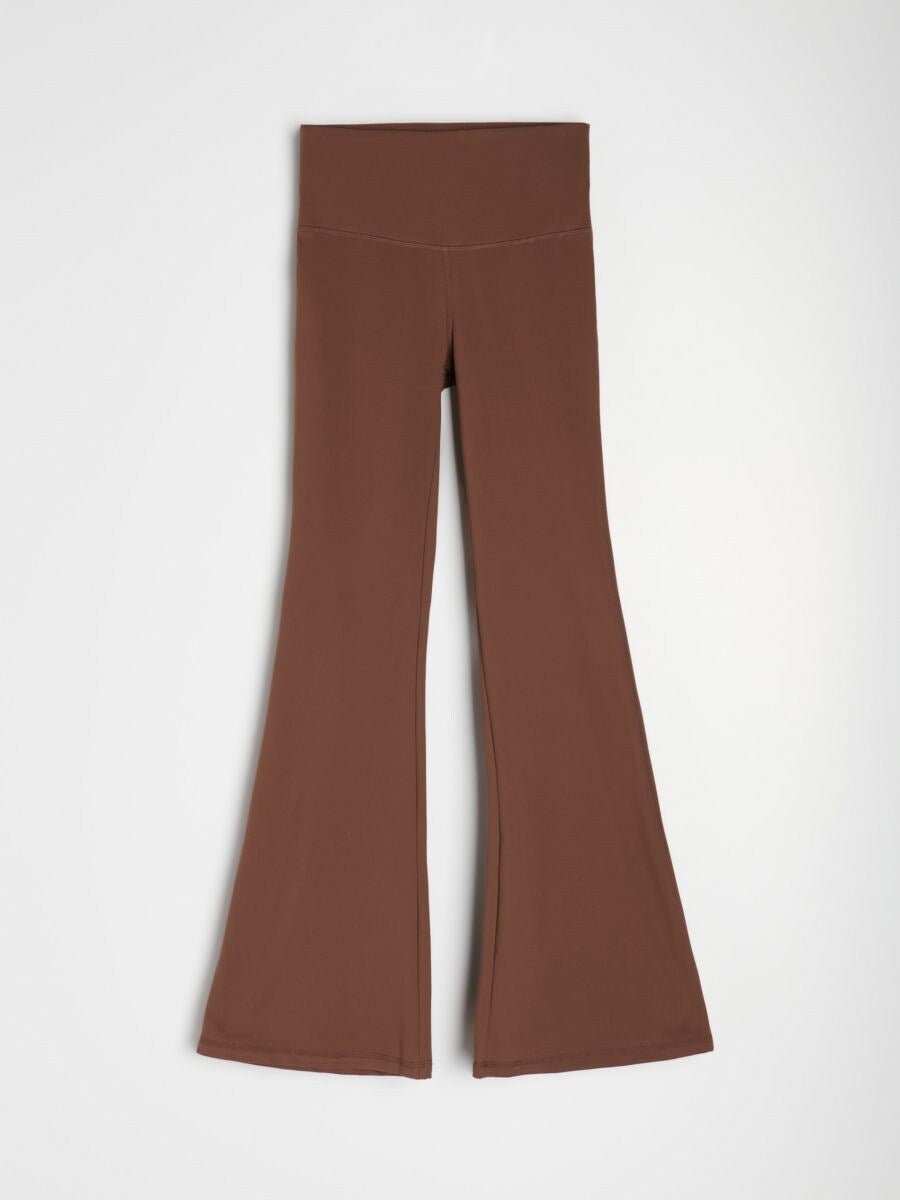 Pantalones deportivos acampanados de talle alto